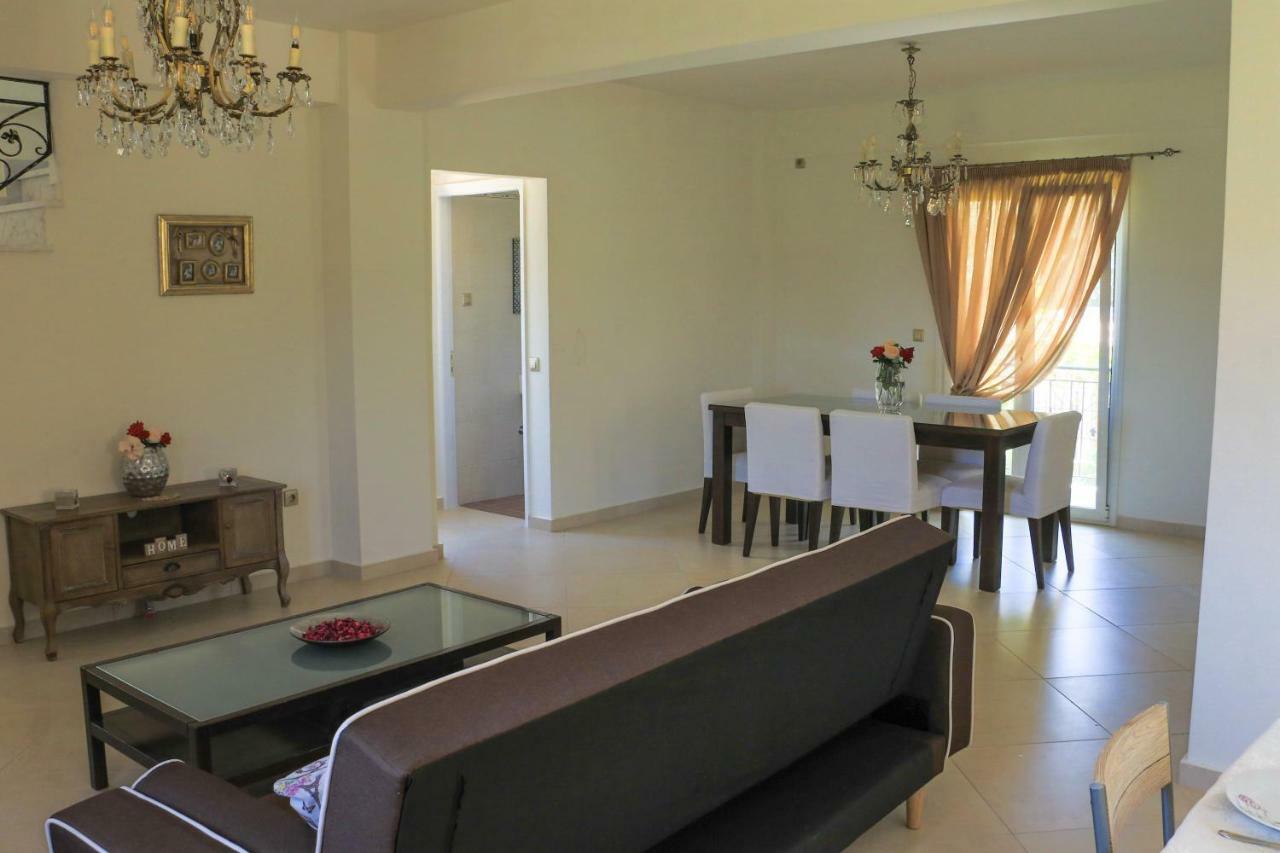 Maison Fleurs Diakopto Bagian luar foto