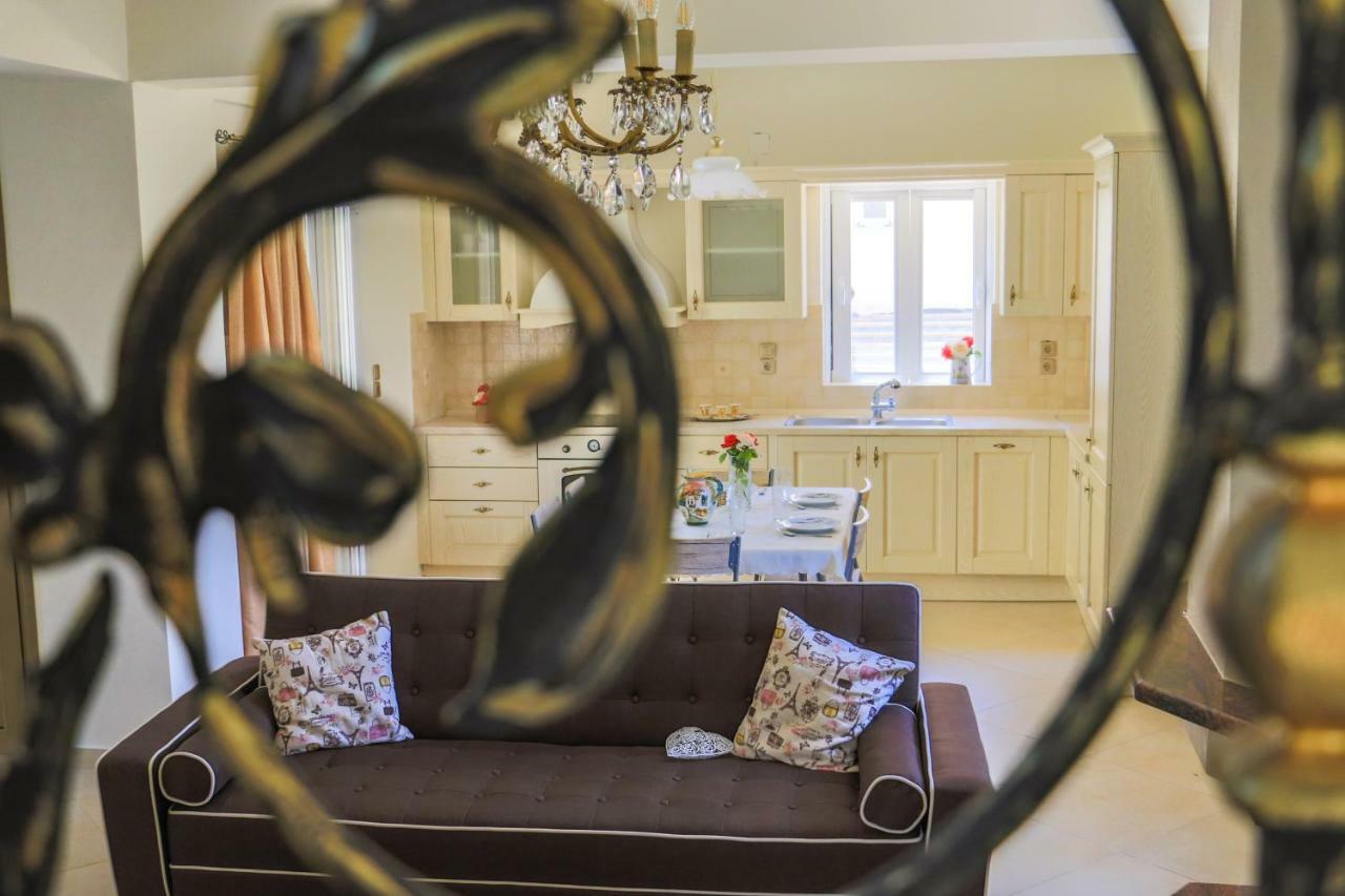 Maison Fleurs Diakopto Bagian luar foto
