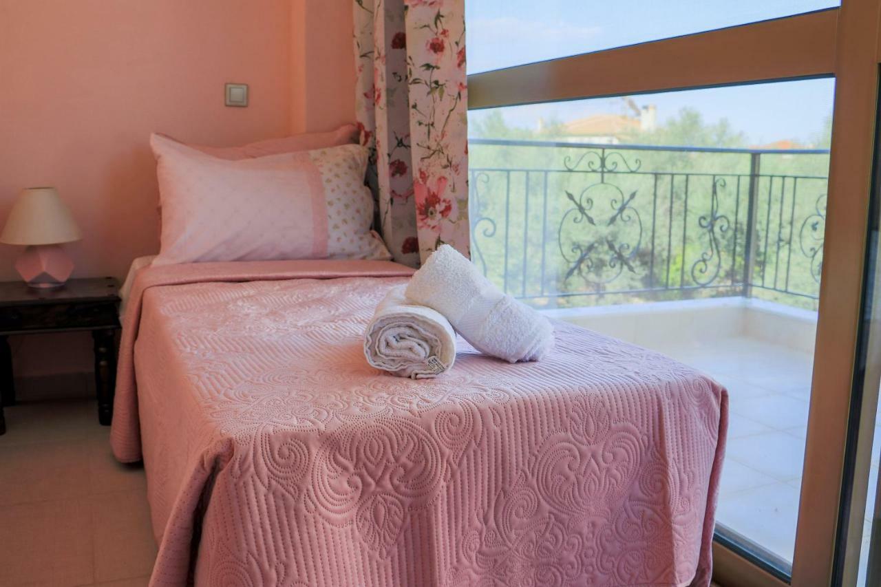 Maison Fleurs Diakopto Bagian luar foto