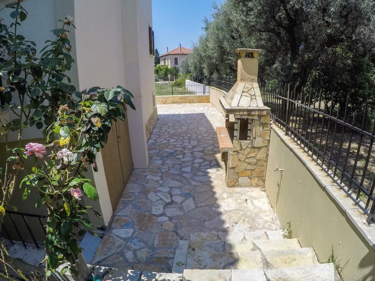 Maison Fleurs Diakopto Bagian luar foto